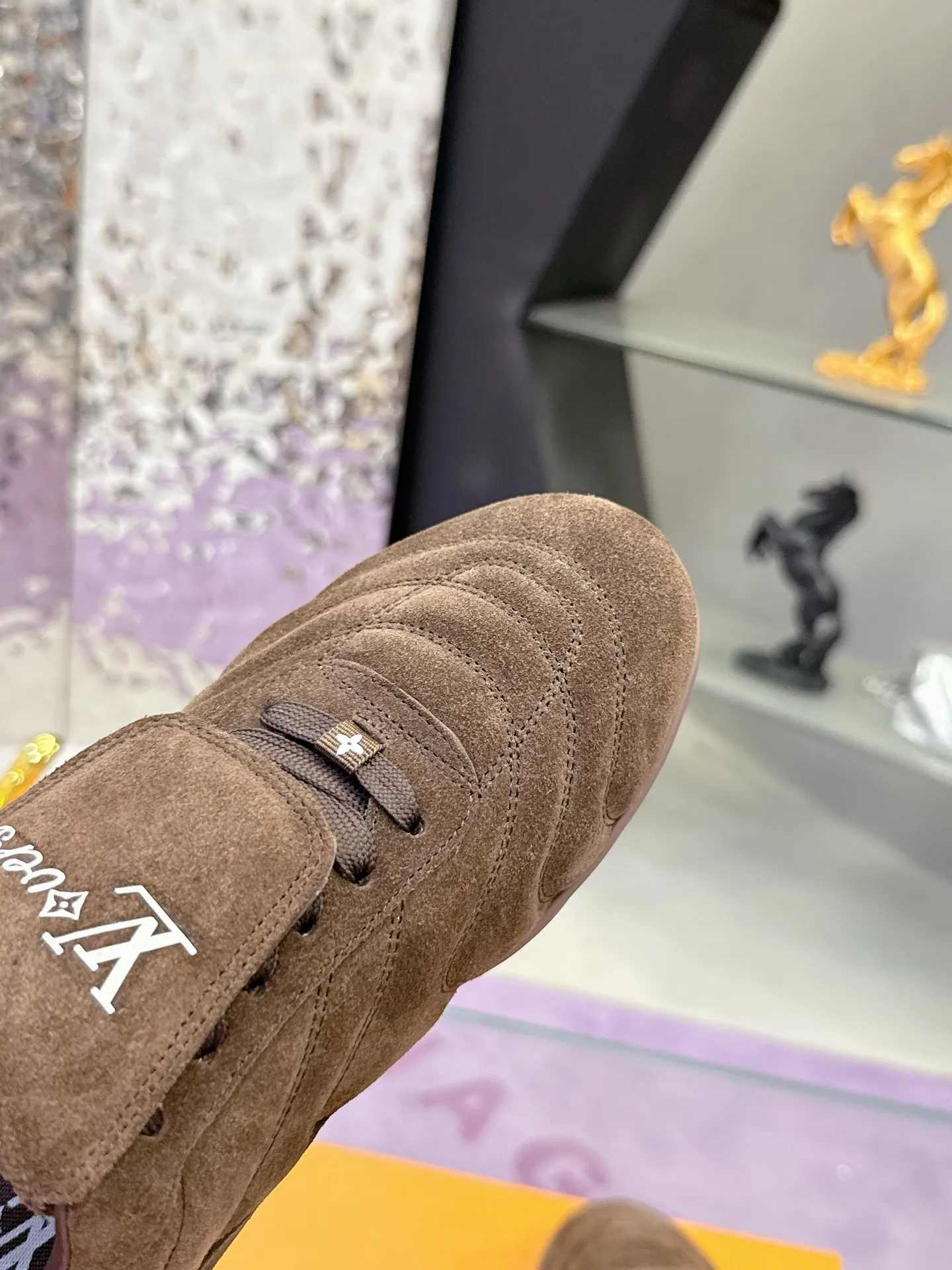 Factory price: 700💰 2025 new LV sneakers for couples, 🔥🔥🔥You will look fashionable when you wear them ❤️ LV football shoe series 💗 This Footprint Soccer sneaker was unveiled in the 2025 spring and summer series fashion show. It is the first sneaker designed by Pharrell Williams inspired by football shoes. The shoes are inspired by football, a sport that spans generations and cultures💎, echoing the theme of unity and universal participation in the 2025 spring and summer series fashion show. The shoe is known for its sleek design, with the dynamic IV Initials logo embellished on the side, the Lvers United emblem inspired by the football team on the tongue, and the sole patterned rubber sole decorated with multiple Louis Vuitton logos. Stylish and casual wear, a trend-setter in the fashion industry. Made of imported cowhide with full craftsmanship💓 Number of sizes (women’s 35-41, women’s 41 customized) (men’s 39-46, 45-46 customized)